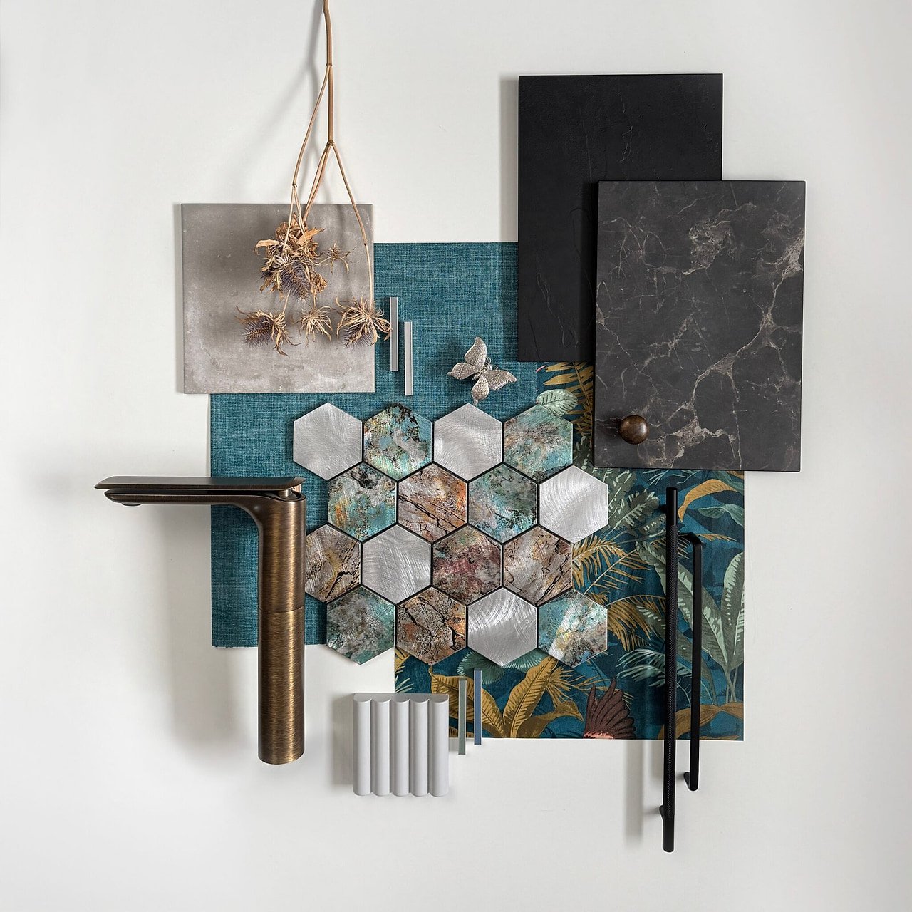 Mosaïque hexagonale Allumi patina cuivre dans une cuisine sombre