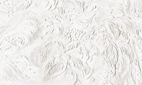 0118-2-RO-FAYLA-FORM_web-mockup-1.jpg Papier peint Fayla Form 2 blanc posé sur un mur intérieur