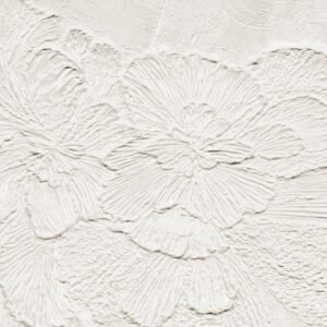 Papier peint Gypsum Petals blanc, motif pétales et texture fine