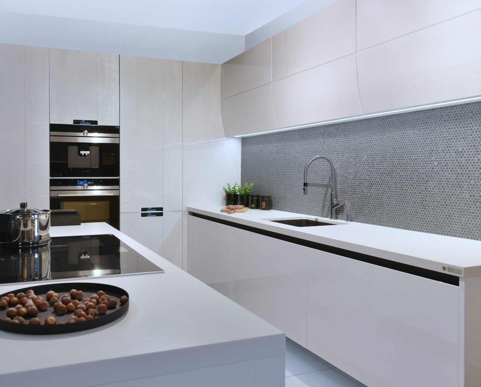 Mosaïque murale Allumi Silver Hexagon 14 — vue ambiance