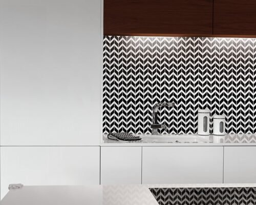 Mosaïque en marbre naturel noir et blanc motif chevron