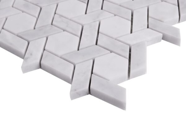 Mosaïque murale en marbre blanc Carrara avec motifs chevrons et hexagonaux