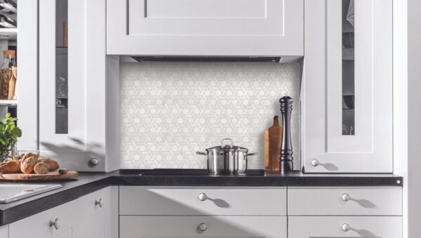 Mosaïque en marbre blanc Carrara avec motifs chevrons et hexagonaux