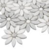 Mosaïque Carrara White Bloom en marbre blanc avec motifs floraux et géométriques