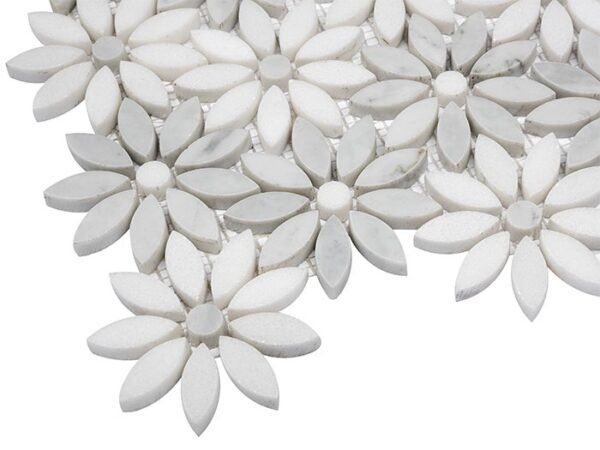Mosaïque Carrara White Bloom en marbre blanc avec motifs floraux et géométriques