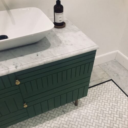 Mosaïque chevrons blancs en marbre naturel pour sols et murs