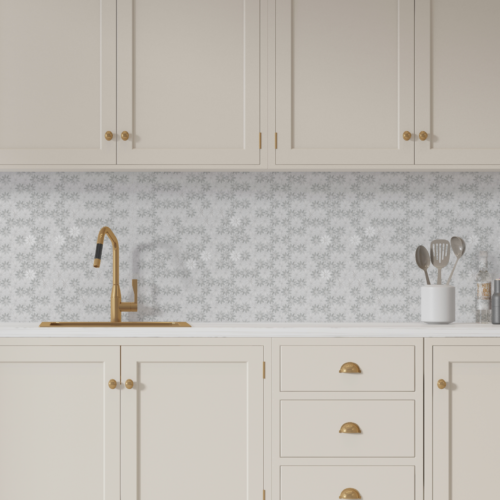 Mosaïque Carrara White Bloom en marbre blanc avec motifs floraux et géométriques