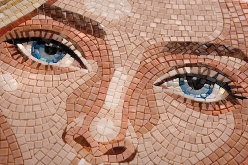 Mosaïque murale en verre Fille blonde 58×58 cm