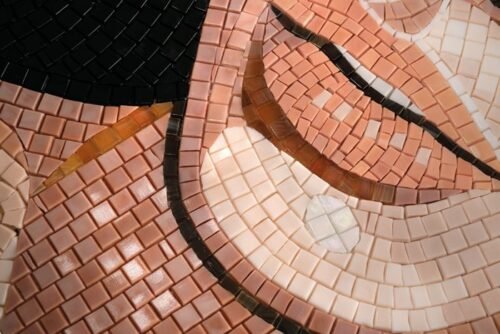 Carrelage mural verre brillant 58×58 cm motif fille brune