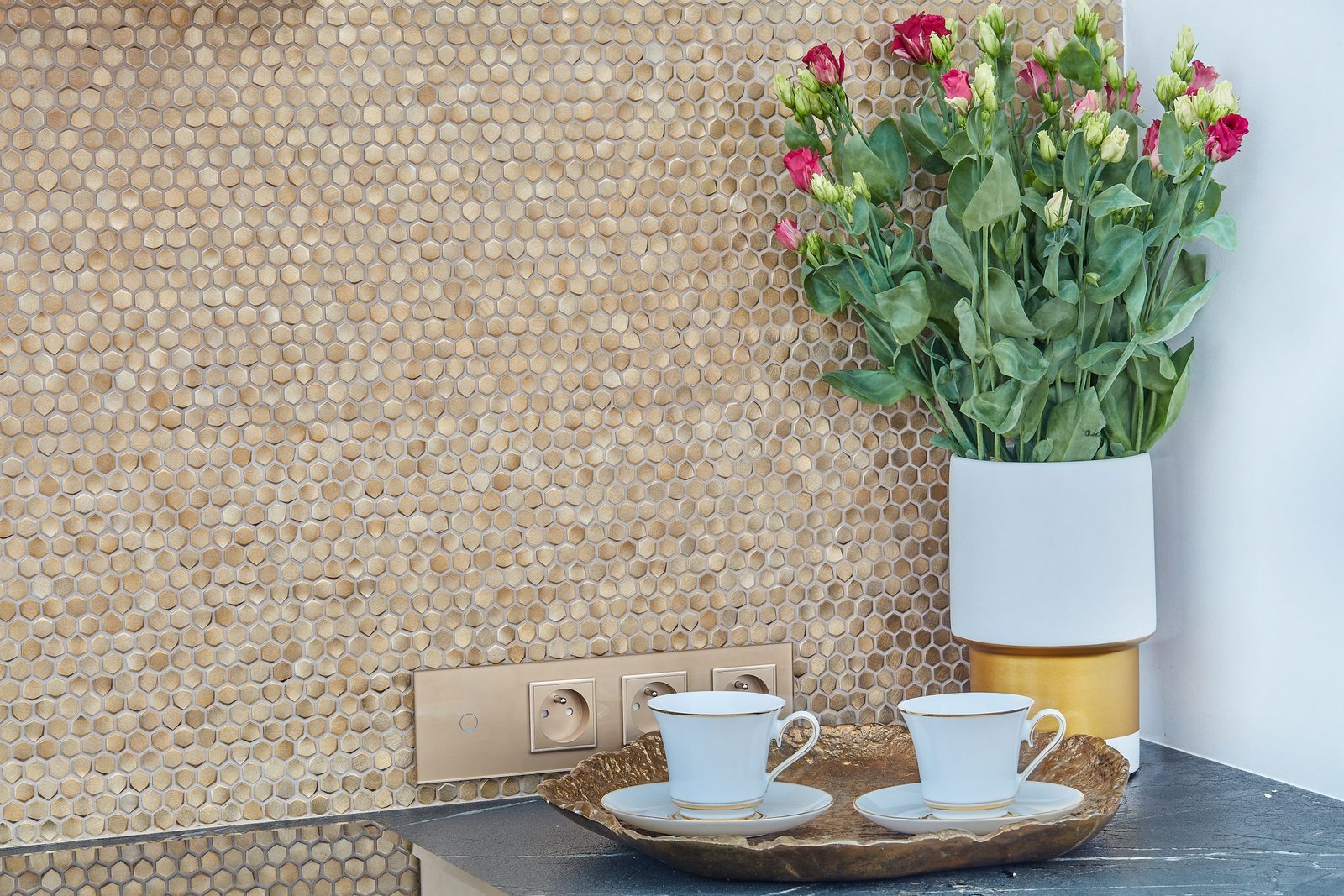 Mosaïque murale Allumi Gold Hexagon 14 — vue ambiance