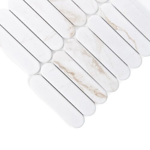 Carrelage en grès cérame Calacatta Gold mat, forme pilule, finition soyeuse