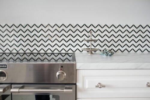 Mosaïque en marbre naturel blanc pur au motif chevron