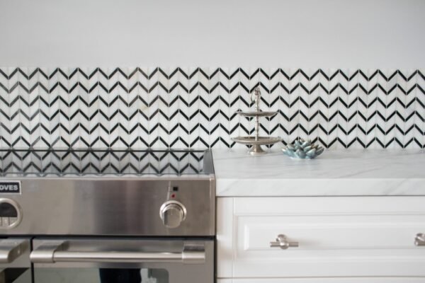 Mosaïque en marbre naturel blanc pur au motif chevron