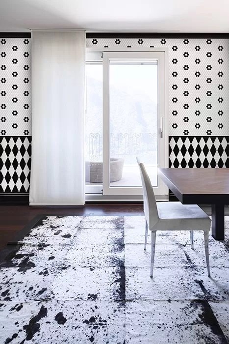 Mosaïque hexagonale noir et blanc motif fleur en grès cérame brillant