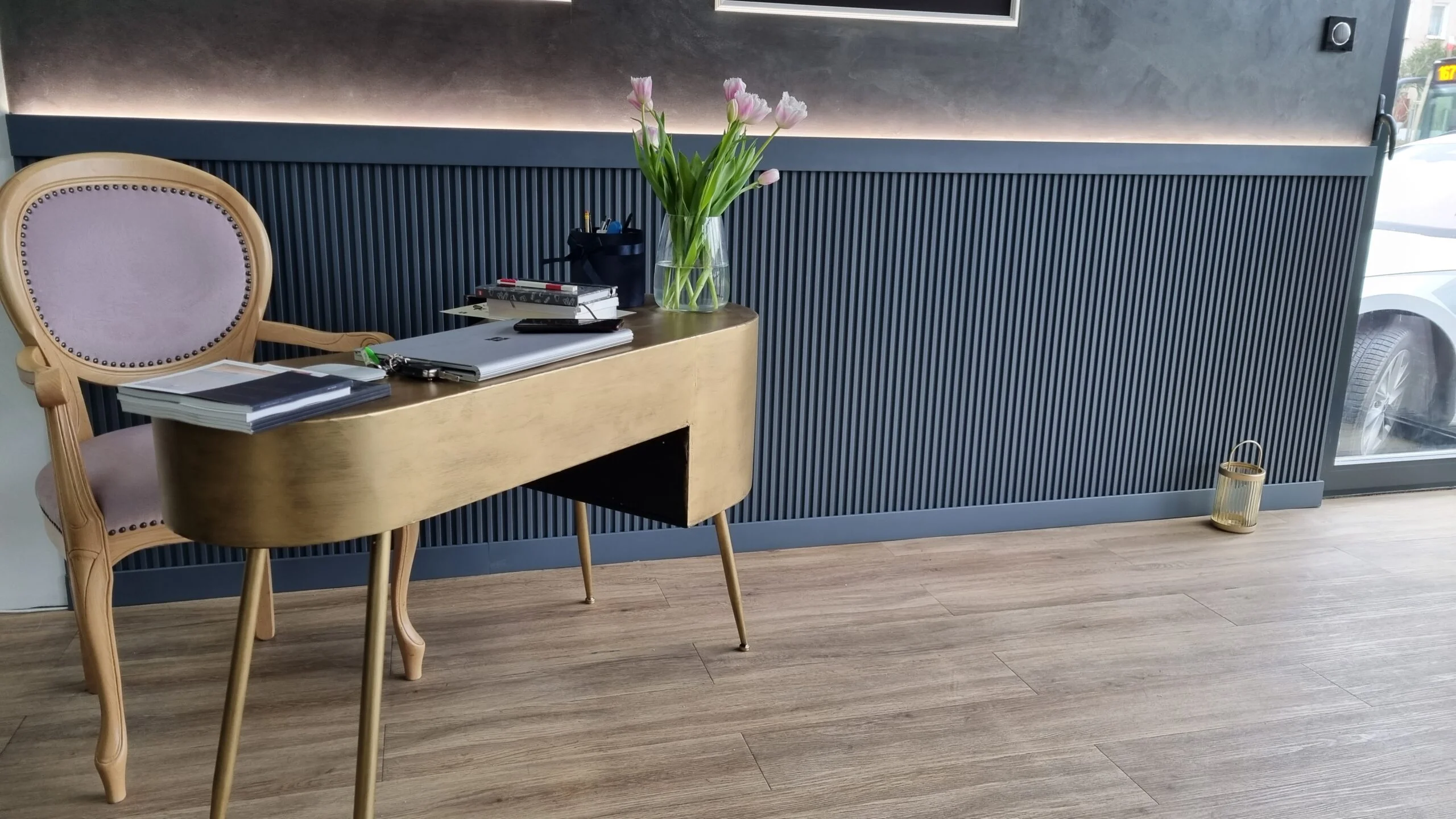 Mur en panneaux muraux à lattes en chêne dans un bureau moderne