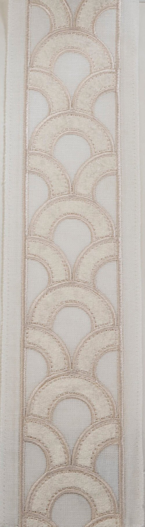 Rideau Cambrils en broderie, disponible par rouleaux de 3,40 à 10,20 mètres