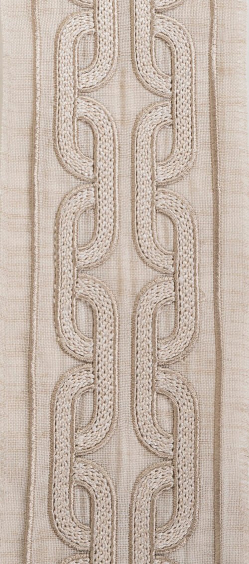Rideau CHITILA en broderie, composition 93% PES 7% viscose, vendu au rouleau