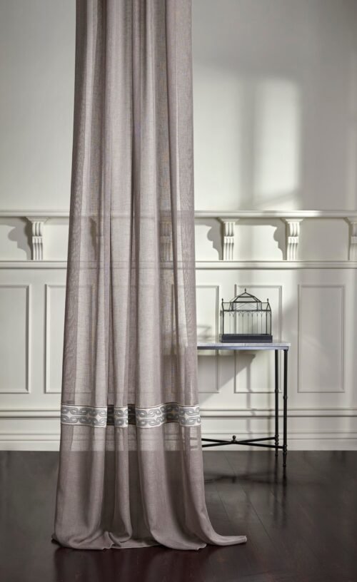 Rideau CHITILA en broderie, composition 93% PES 7% viscose, vendu au rouleau.
