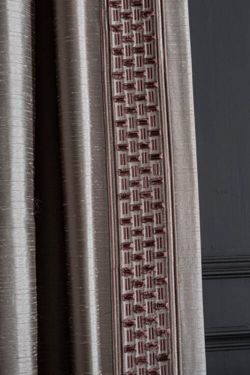 Rideau MONET en broderie, 68% polyester 32% viscose, vendu au rouleau