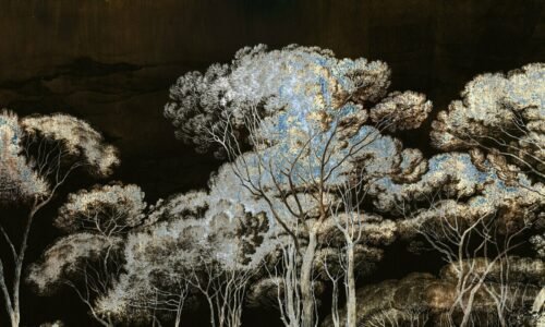 Papier peint Pino Night avec motif forestier sombre et détails fins